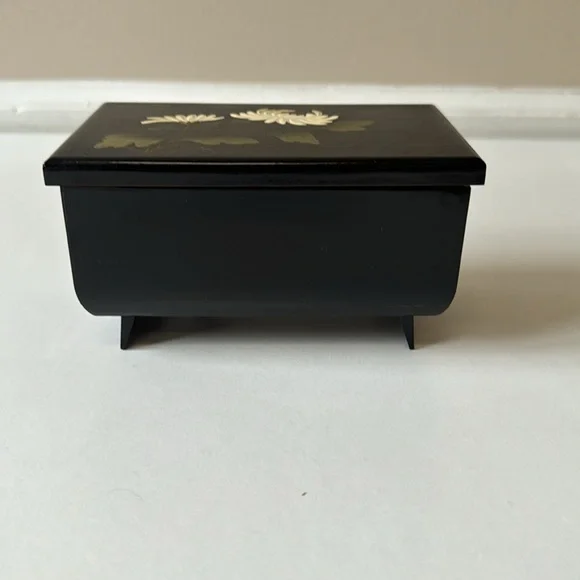 Black Japanese floral pattern lacquer musical jewelry box - Picture 3 of 10